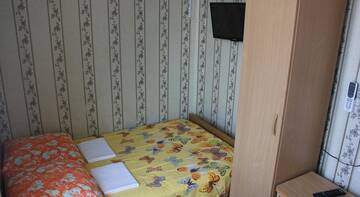 Фото номера Двухместный номер с 1 двуспальной кроватью и дополнительной кроватью Гостиница Анна г. Лазаревское 8