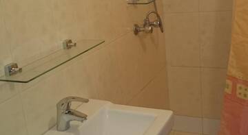 Фото номера Двухместный номер с 2 отдельными кроватями Гостиница U Kota Guest House г. Лазаревское 5