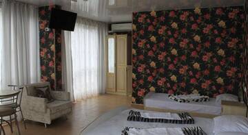 Фото номера Улучшенный трехместный номер Гостиница Guest house Kristina г. Лазаревское 10