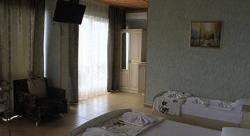 Фото номера Улучшенный трехместный номер Гостиница Guest house Kristina г. Лазаревское 17