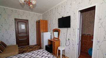 Фото номера Трехместный номер с балконом Гостиница Удача г. Лазаревское 10